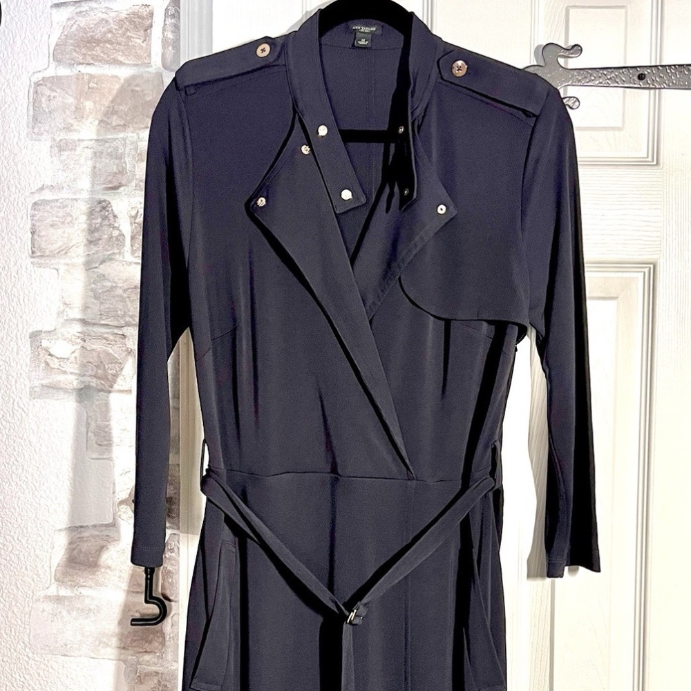 ANN TAYLOR Stylish Dress Size 12 Long Sleeve Black W/Golden Accessories